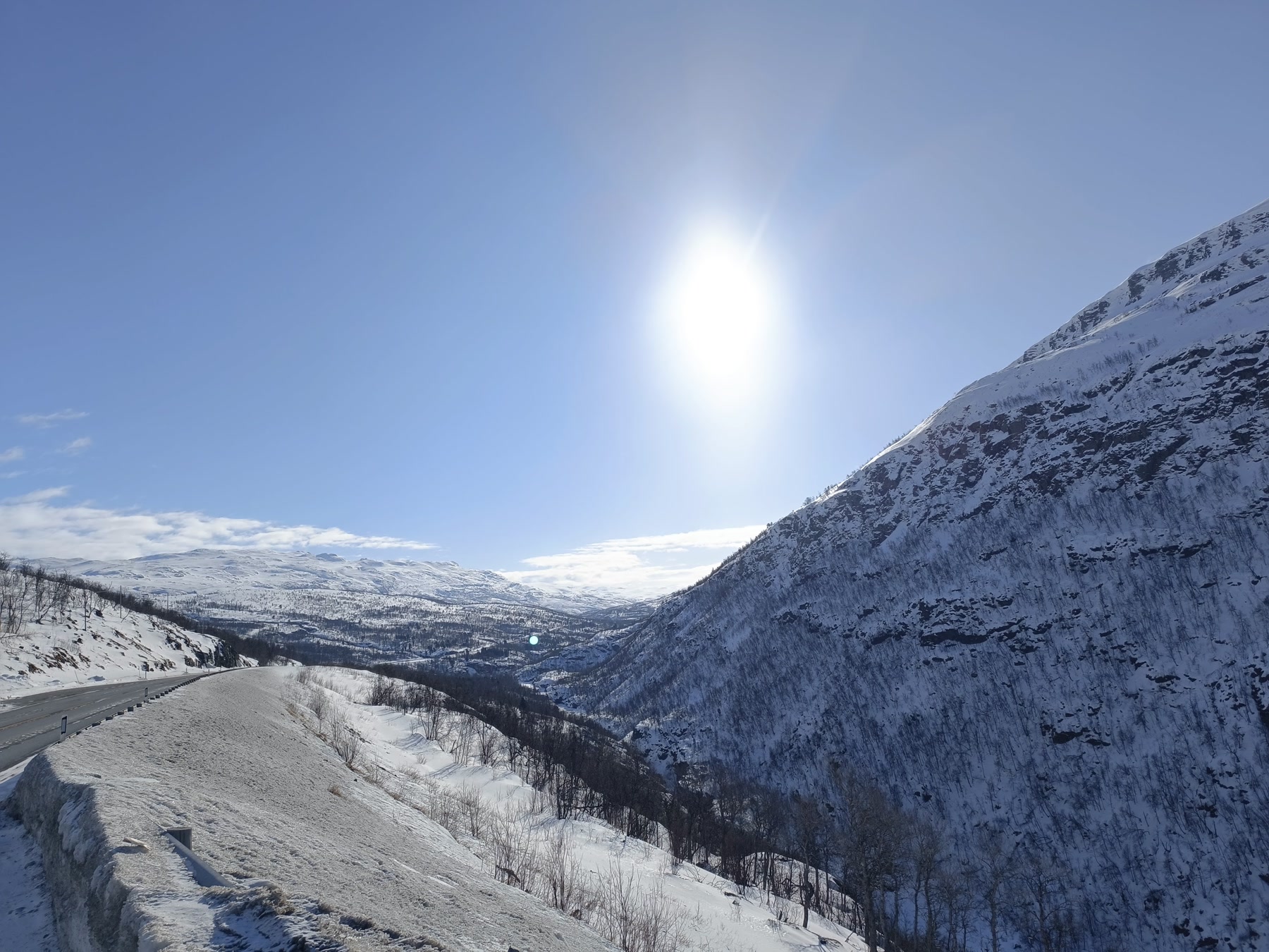 Paso de montaña nevado iluminado por el sol de invierno