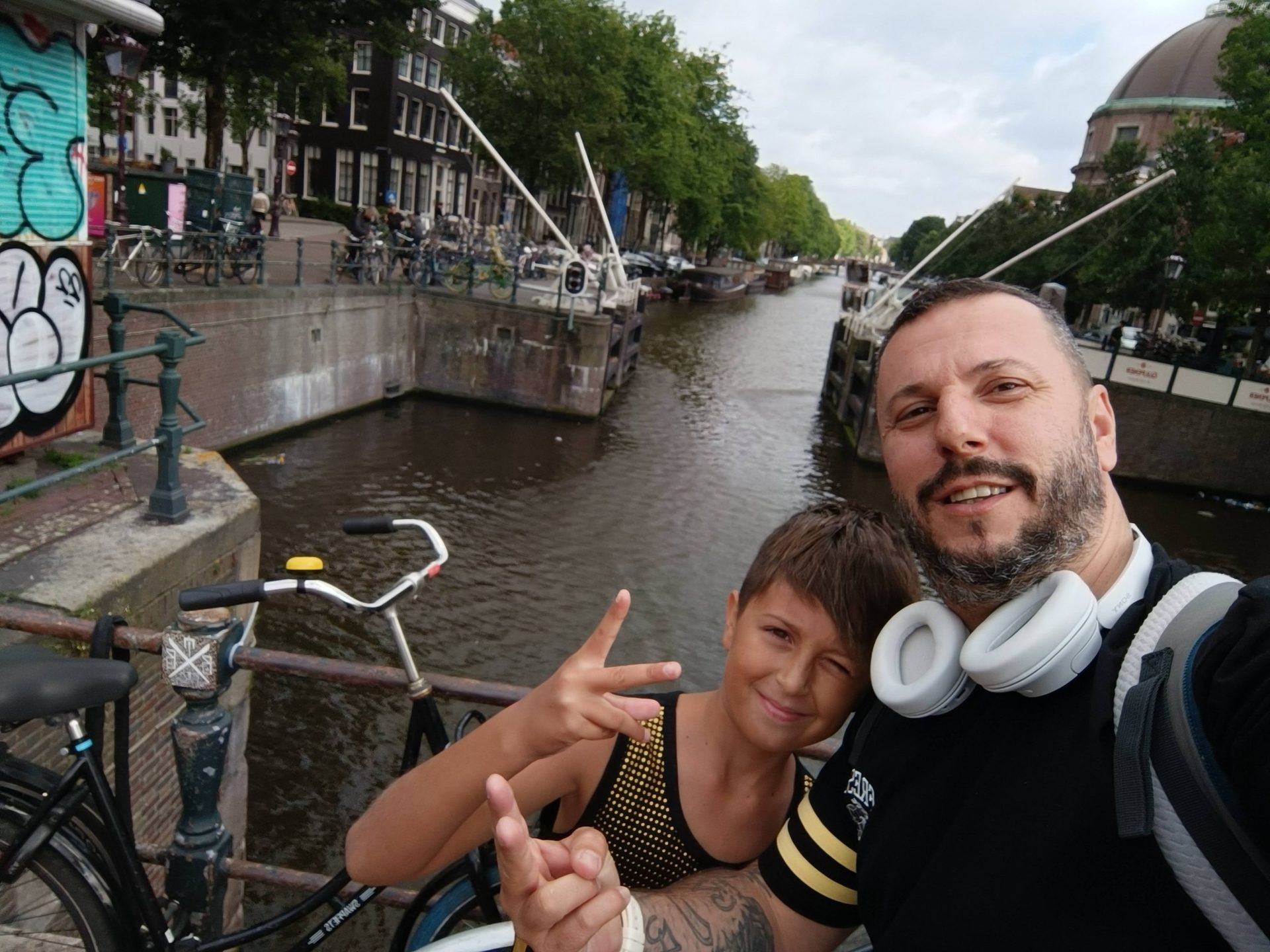 FUNESMA79 y su hijo sobre un puente de un canal de Ámsterdam